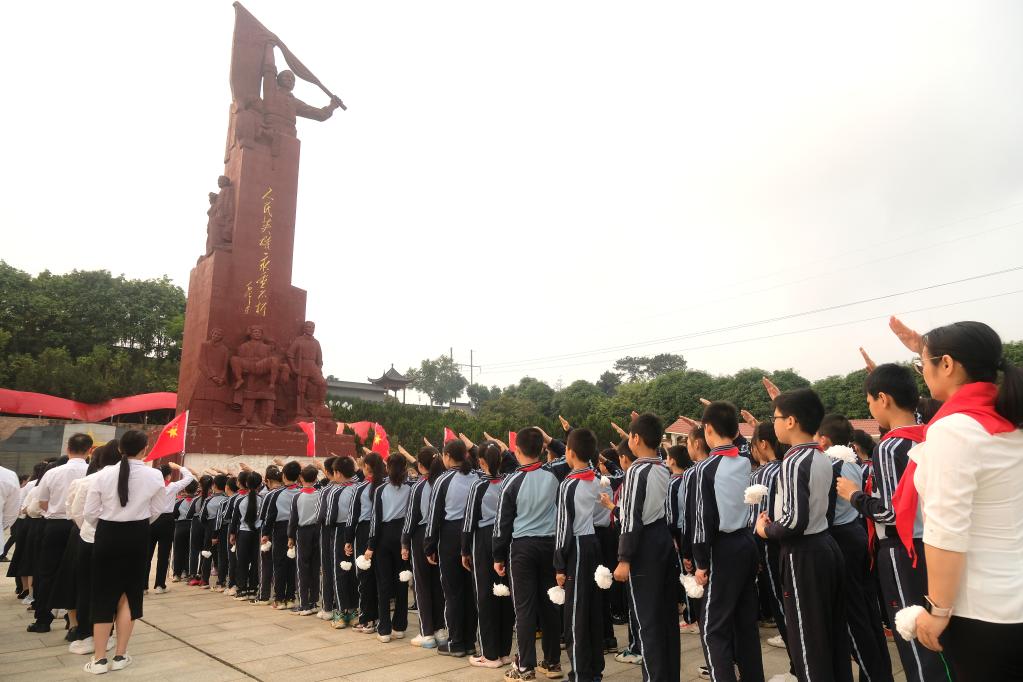 清明節(jié)前祭英烈